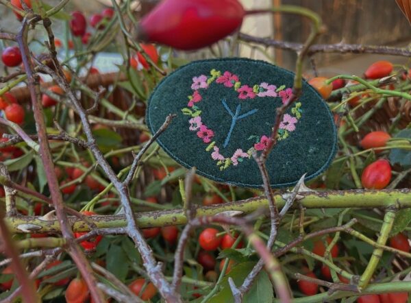 Haarspange Algizherz klein waldgrün - rote Blüten – Bild 7