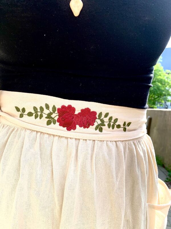 RockSchürze Leinen beige mit Rosen und grünen Blättern