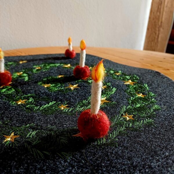 4 handgefilzte Juläpfel mit Kerze