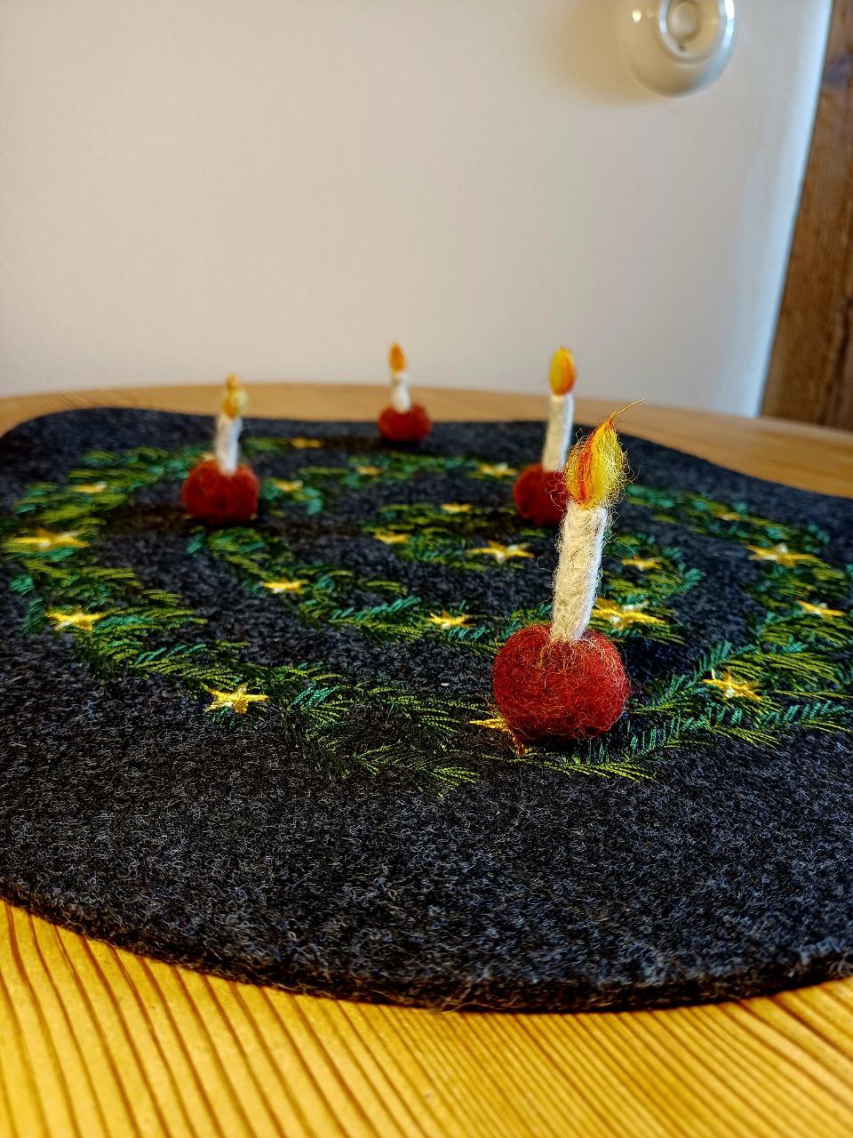 4 handgefilzte Juläpfel mit Kerze – Bild 3